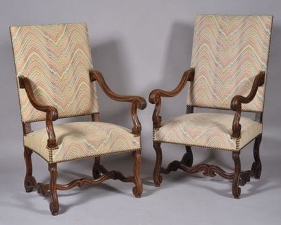 Paire de larges fauteuils en bois naturel...