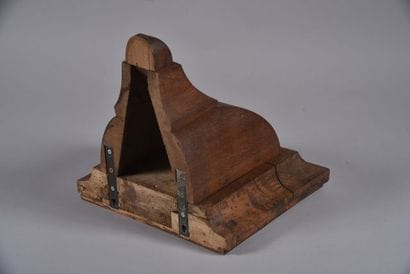 Console d'applique en chêne mouluré. (Dim....