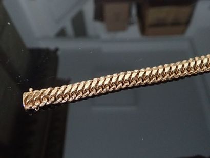 Bracelet en or jaune, mailles américaines.

P...