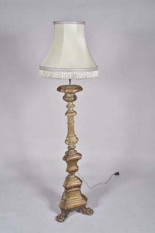 Lampadaire en bois stuqué doré à fût balustre...