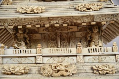 Grand temple en ivoire sculpté et placage...