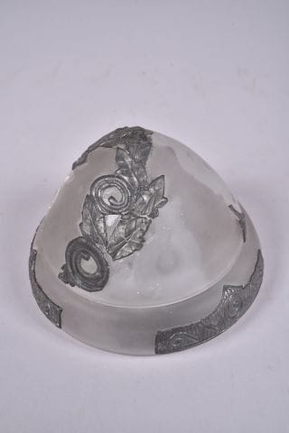 DAUM. Boîte couverte en verre dépoli de forme...
