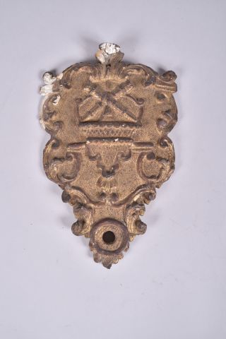 Elément d'applique en bois sculpté et doré,...