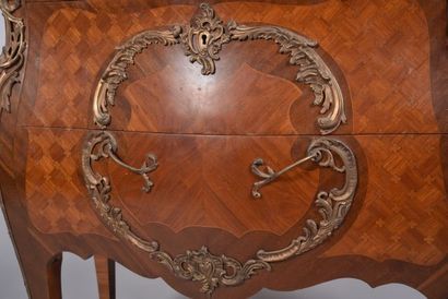 Commode sauteuse galbée de style Louis XV...