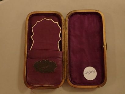 Etui à cigarettes en écaille piquée d'étoiles...