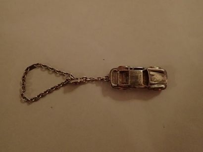 Porte-clés en argent figurant une voiture...