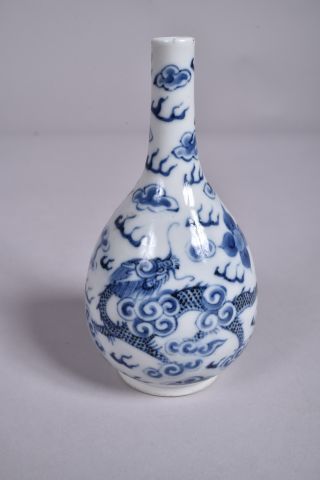 Deux aspersoirs en porcelaine bleu-blanc,...