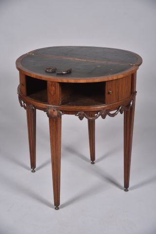 Table à jeu en noyer de forme demi-lune ouvrant...