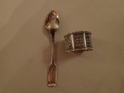 Rond de serviette octogonal en argent niellé....