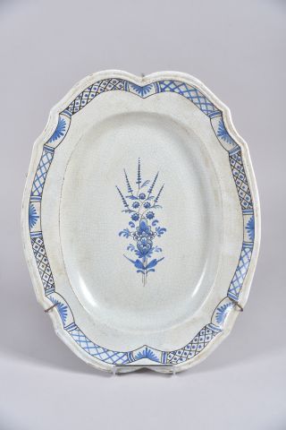 Grand plat en faïence dit 