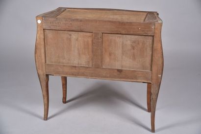 Commode sauteuse galbée de style Louis XV...