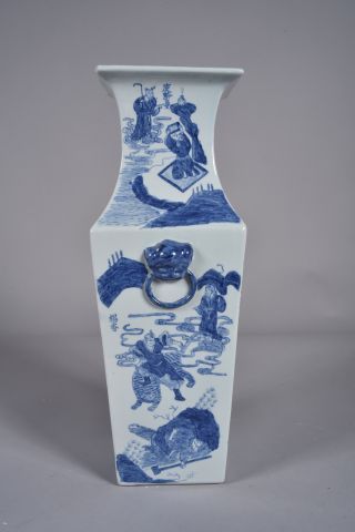 Vase balustre quadrangulaire en porcelaine...
