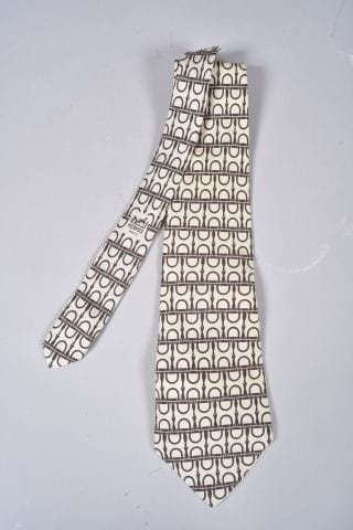 HERMES Paris. Cravate en soie à motifs de...