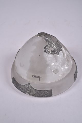DAUM. Boîte couverte en verre dépoli de forme...