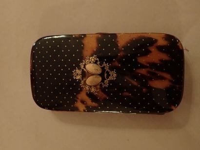 Etui à cigarettes en écaille piquée d'étoiles...