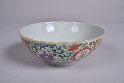 Bol en porcelaine et émaux de la famille...