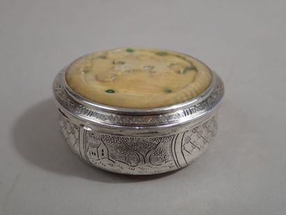 Boîte couverte ou pilulier en argent, le...