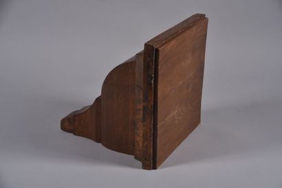 Console d'applique en chêne mouluré. (Dim....