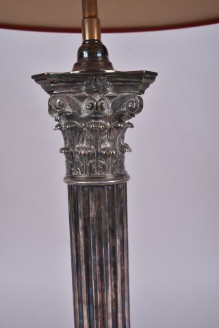 Pied de lampe en bronze argenté en forme...