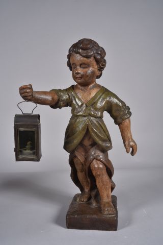 Sujet en bois sculpté peint figurant un putto...