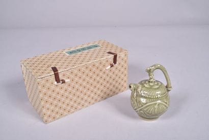 Petite verseuse en porcelaine émaillée céladon,...