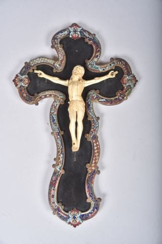 Christ en ivoire sculpté, tête nue, vêtu...