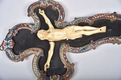 Christ en ivoire sculpté, tête nue, vêtu...