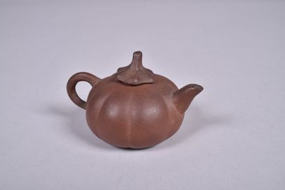 Lot de deux petites théières en grès de Yixing,...