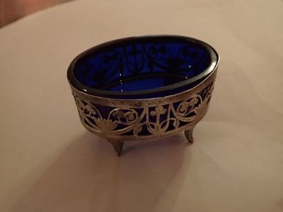 Saleron ovale en argent à décor ajouré de...