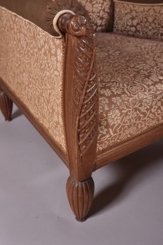 Fauteuil et son ottoman en hêtre, le dossier...