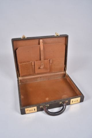LOUIS VUITTON Paris, attaché case garni de...