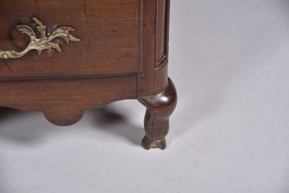 Commode portuaire en acajou à façade galbée...