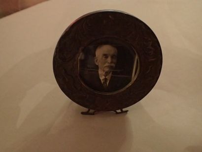 Petit cadre rond à poser en argent, à décor...