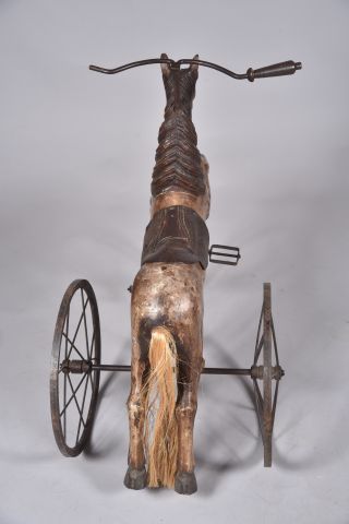 Cheval tricycle en bois peint et métal, avec...