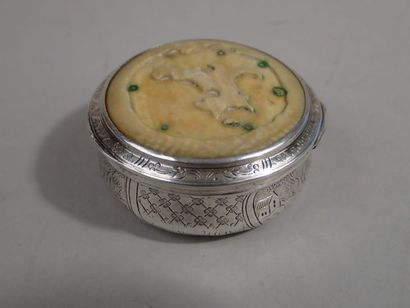 Boîte couverte ou pilulier en argent, le...