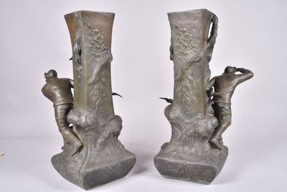 Paire d'importants vases en régule à décor...