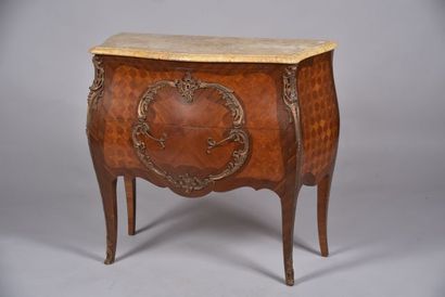 Commode sauteuse galbée de style Louis XV...