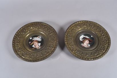 Ensemble de deux plats circulaires en cuivre...