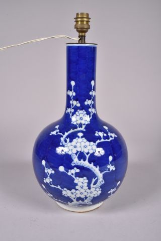 Vase bouteille monté en lampe à décor de...