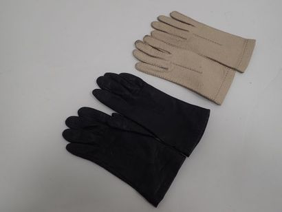 Ensemble de deux paires de gants comprenant...