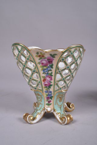 Porcelaine de Paris, paire de bouquetières...