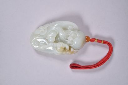 Galet en jade céladon légèrement veiné de...