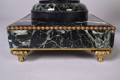 Paire de pots couverts sur piédouche en marbre...