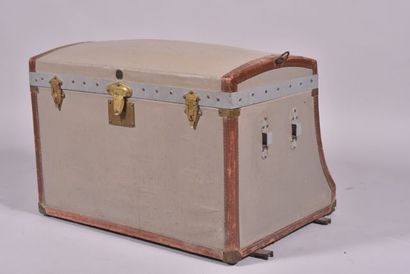 MOYNAT. Malle de voiture, âme en bois gainée...