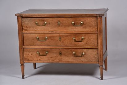 Commode en noyer ouvrant à trois tiroirs...