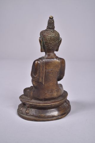 Sujet en bronze représentant le Bouddha assis...
