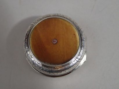 Boîte couverte ou pilulier en argent, le...