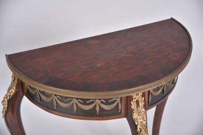 Console en noyer mouluré de forme demi-lune,...