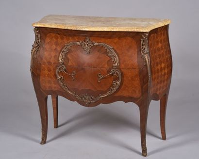 Commode sauteuse galbée de style Louis XV...