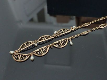 Collier en or jaune à maillons filigrannés...